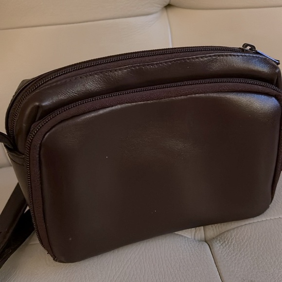 Etienne Aigner THE Ultimate Crossbody - Picture 6 of 12